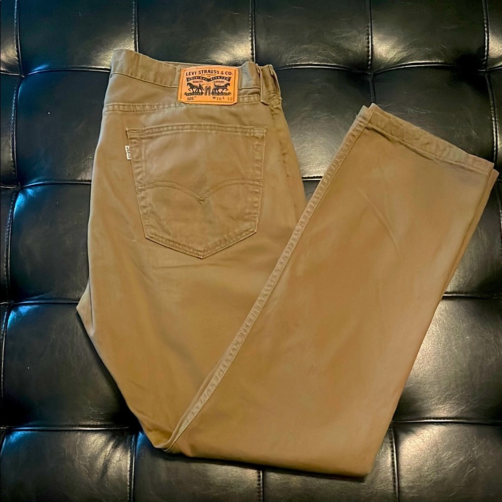 Levi's Classic Khaki Pants/Jeans